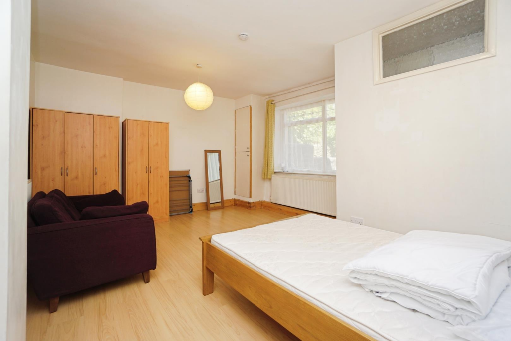 LIVING AREA / BEDROOM