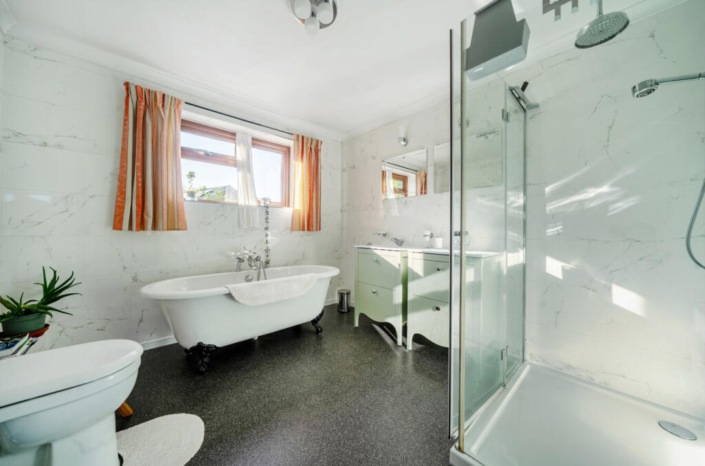 En-Suite Bathroom
