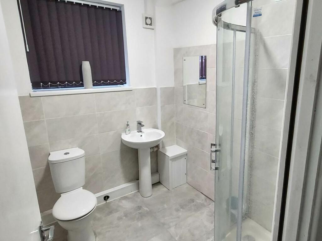 Main Bathroom-2