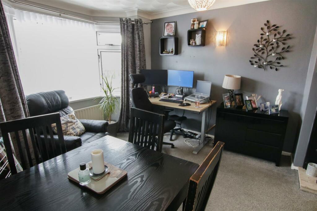 OPEN PLAN LOUNGE &amp; DINING ROOM