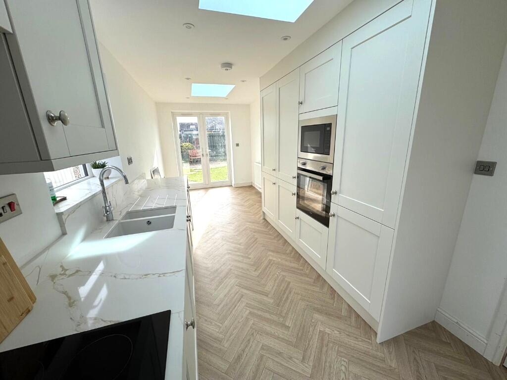 FITTED KITCHEN