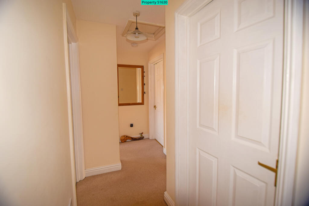 Fist floor entrance into appartment.