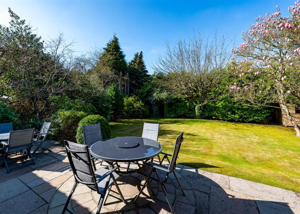 20 Suckling Green Lane-garden2.jpg