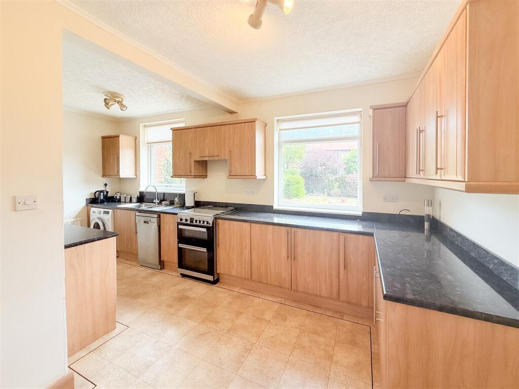 BREAKFASTING KITCHEN