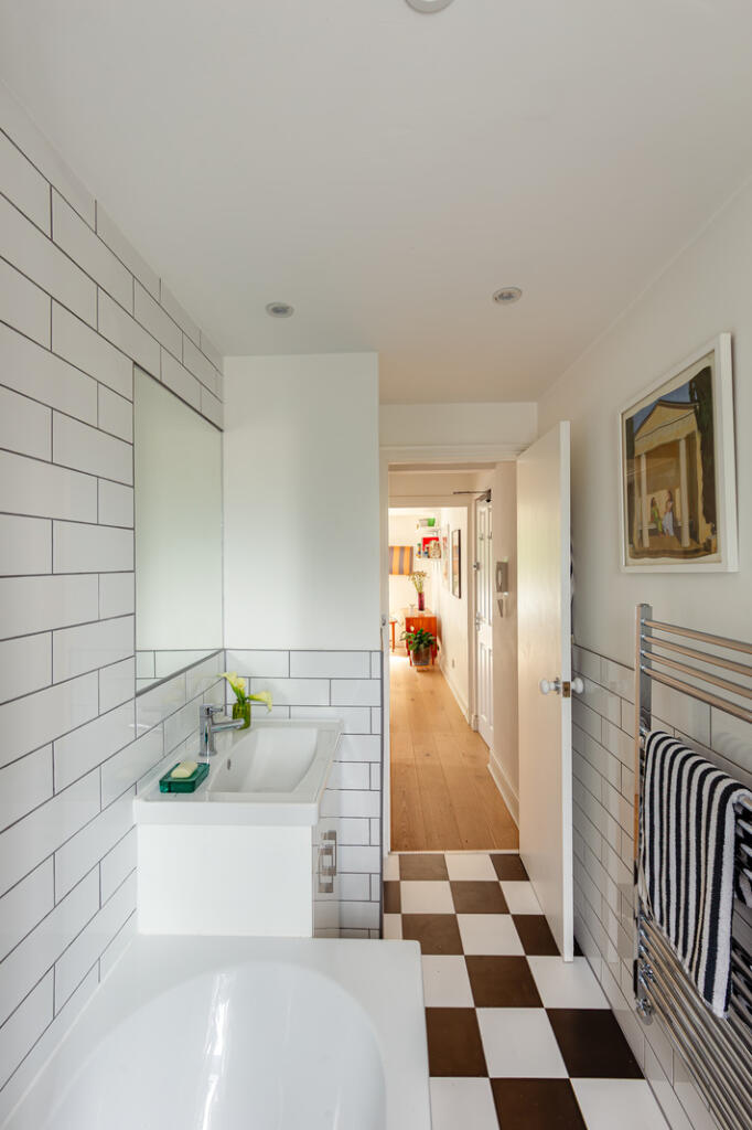 300875 - 25_7_22_TMH N16 6AX10224-Edit.jpg