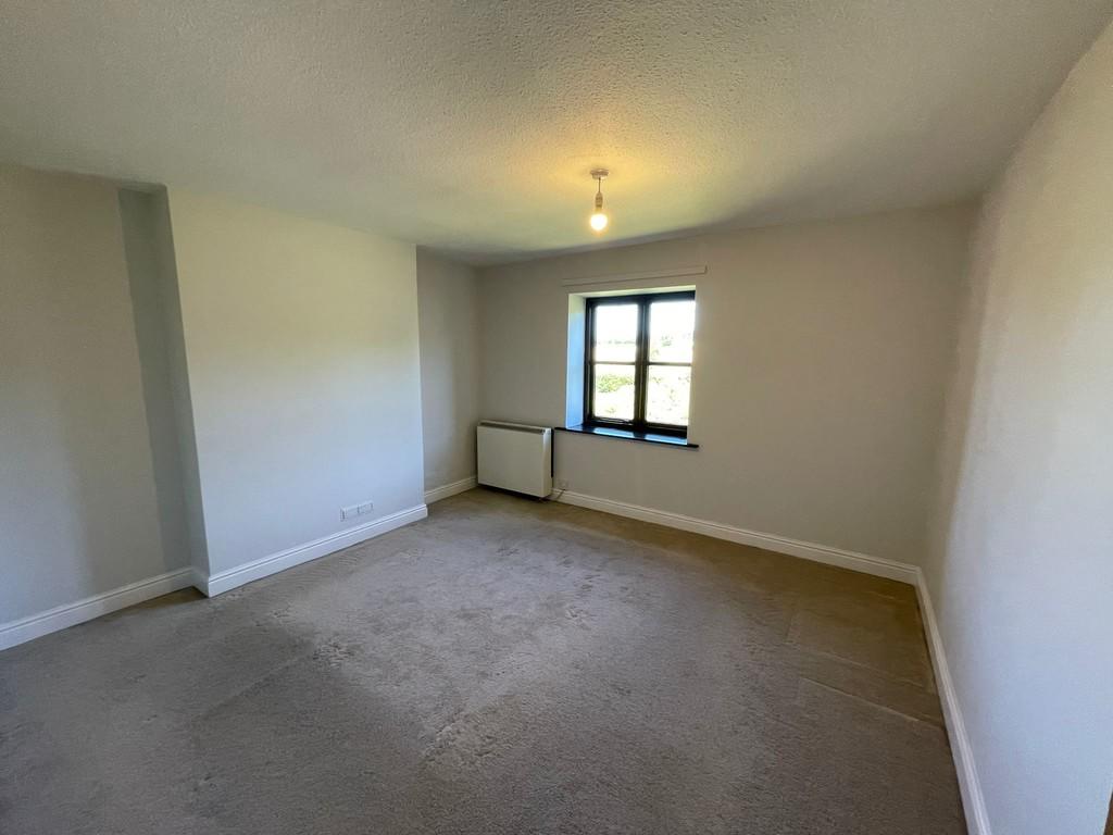 First Bedroom / M...