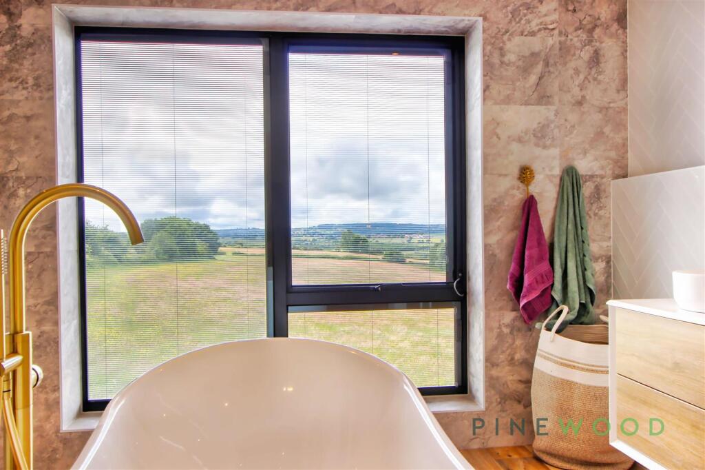 MAIN BEDROOM SUITE - ENSUITE