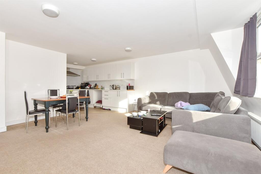 Lounge/Kitchen