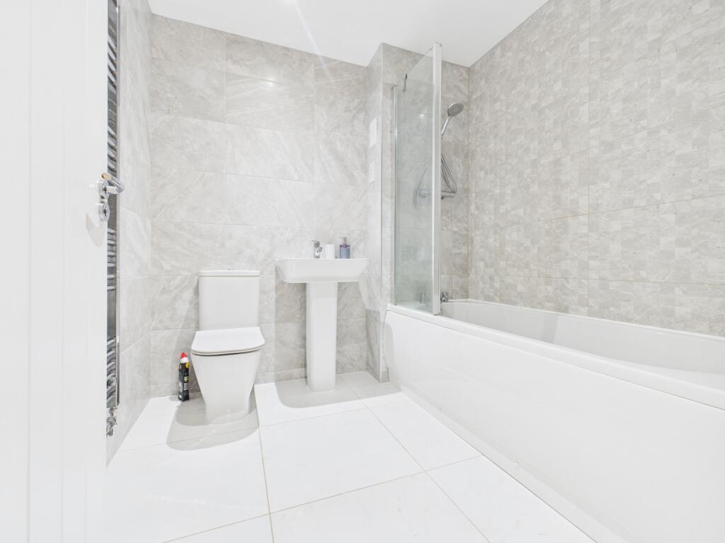 CAM04922G0-PR0081-STILL018