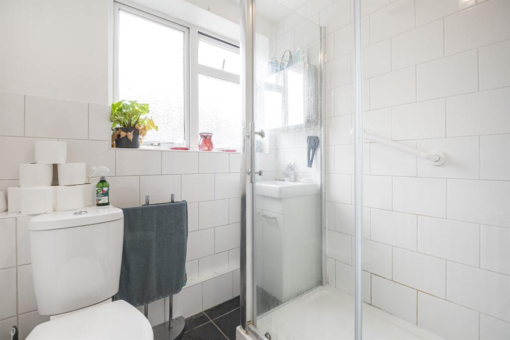 Bathroom (Shower Roo