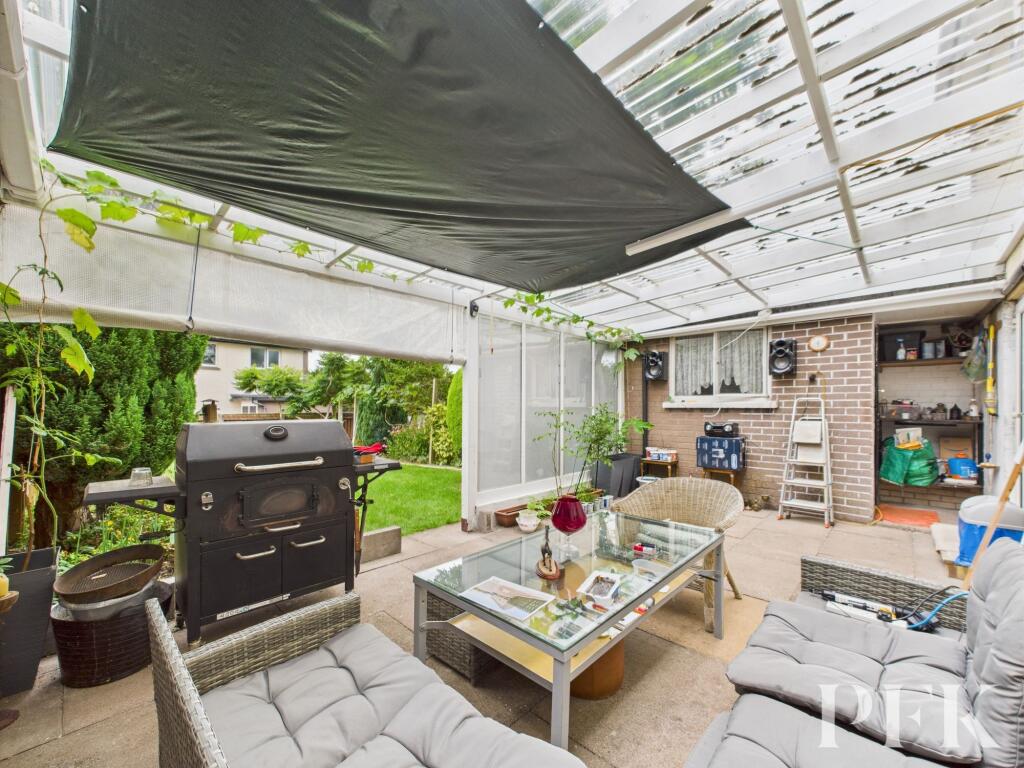 Private Covered Patio to Rear Garden