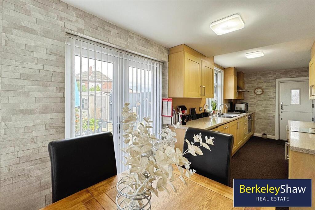 Dining area to kitchen
