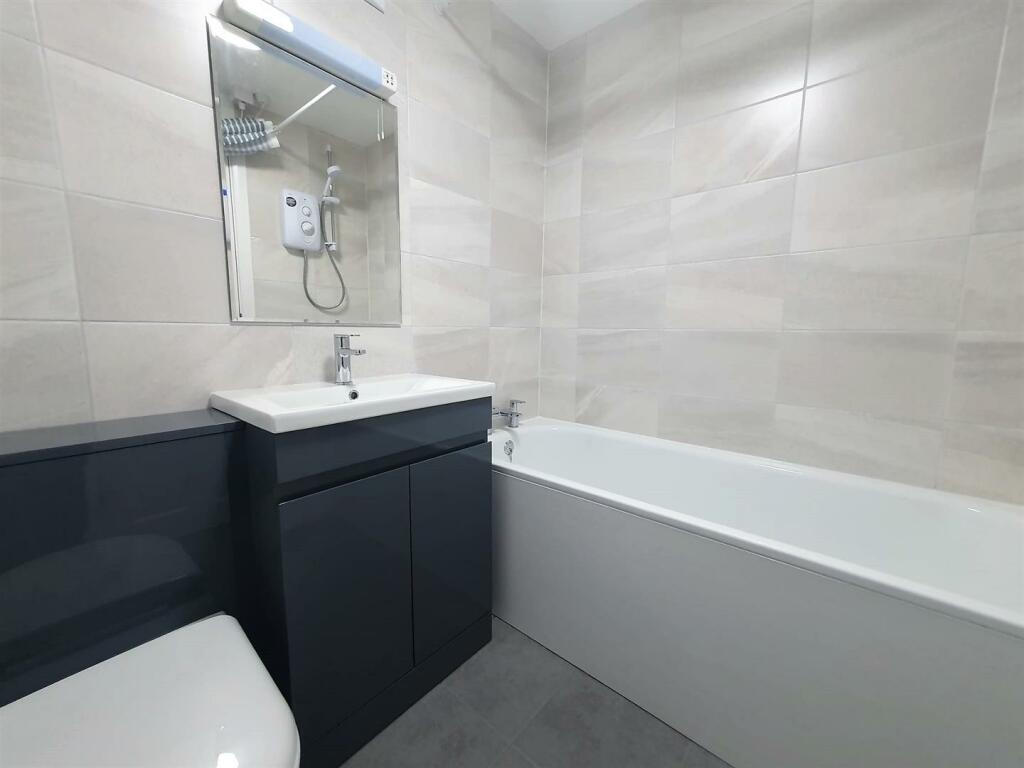 13 Trevelga Court Bathroom