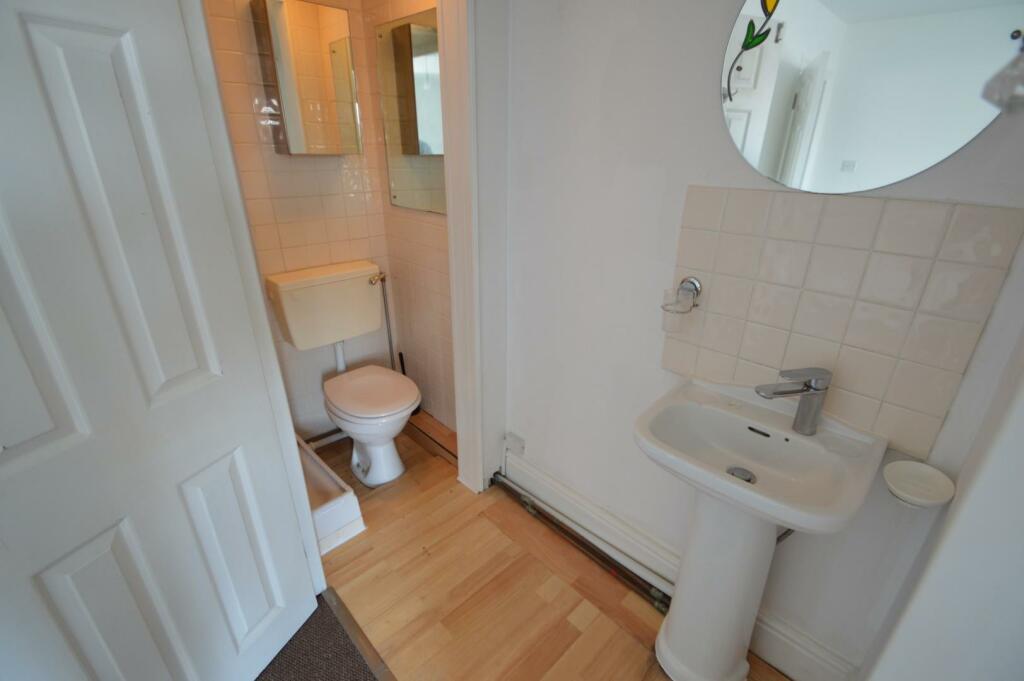 27a Head Street ensuite shower.JPG