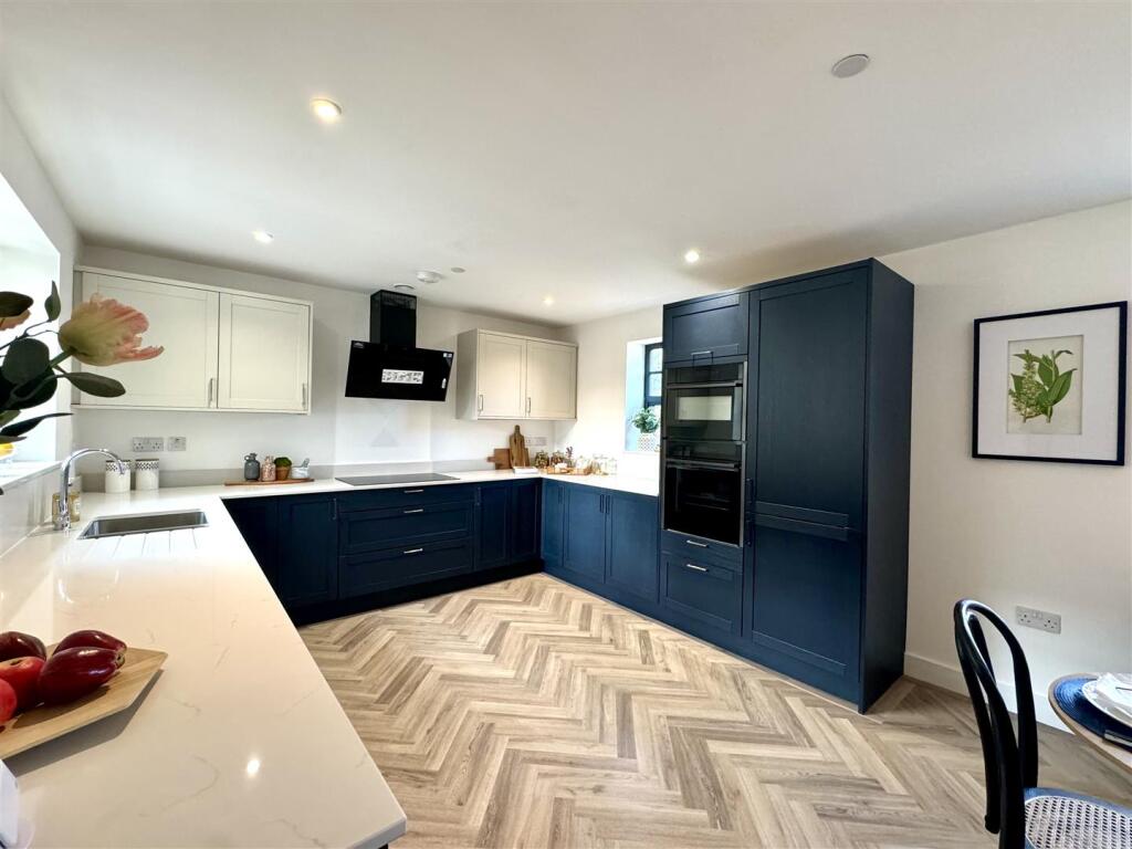 OPEN PLAN KITCHEN/DINING/FAMILY ROOM