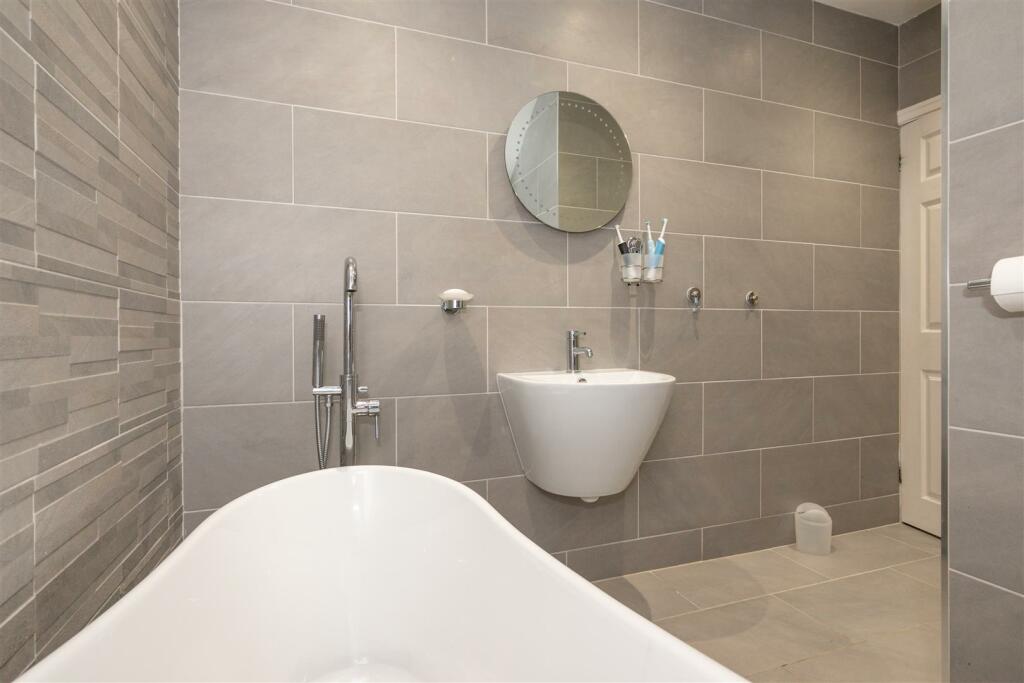 Bathroom Aspect 3.jpg