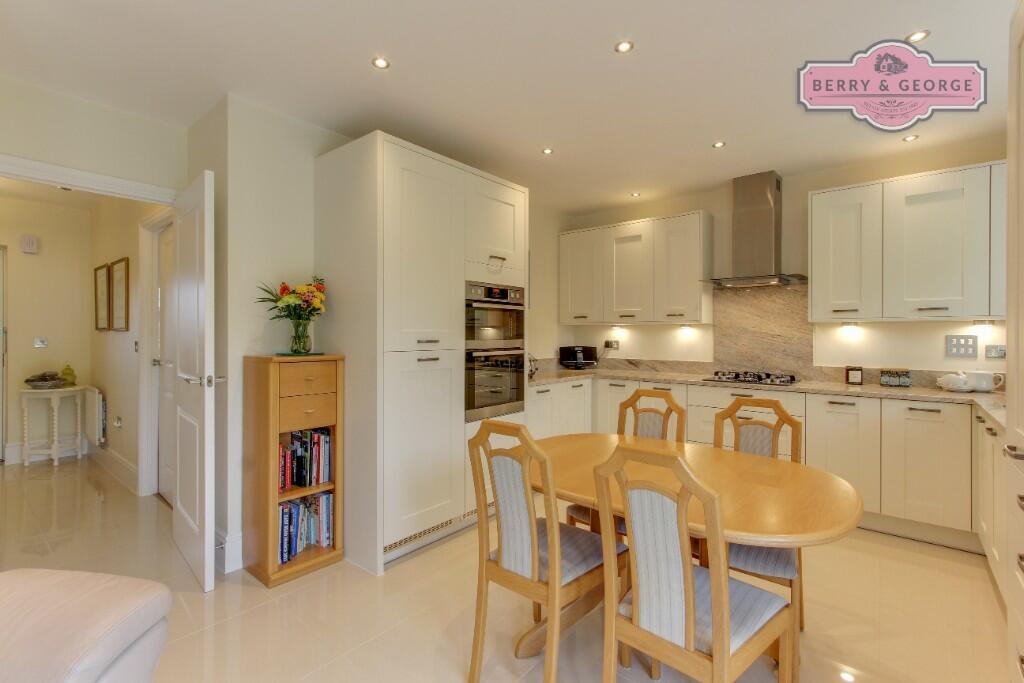 KITCHEN / DINER