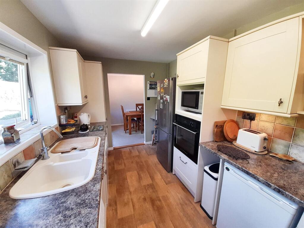 Kitchen 2 new.jpg