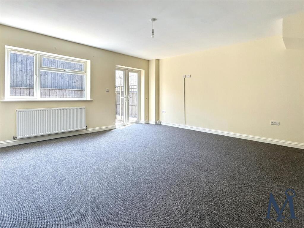 Spacious Living Room Diner