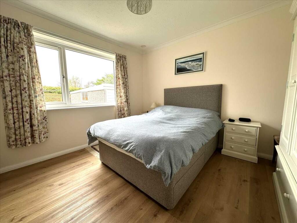 Bedroom (rear)