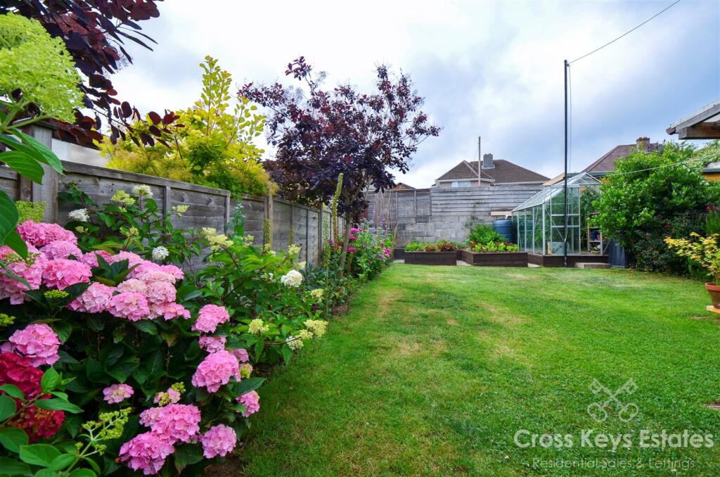 Garden / Parking / Garage