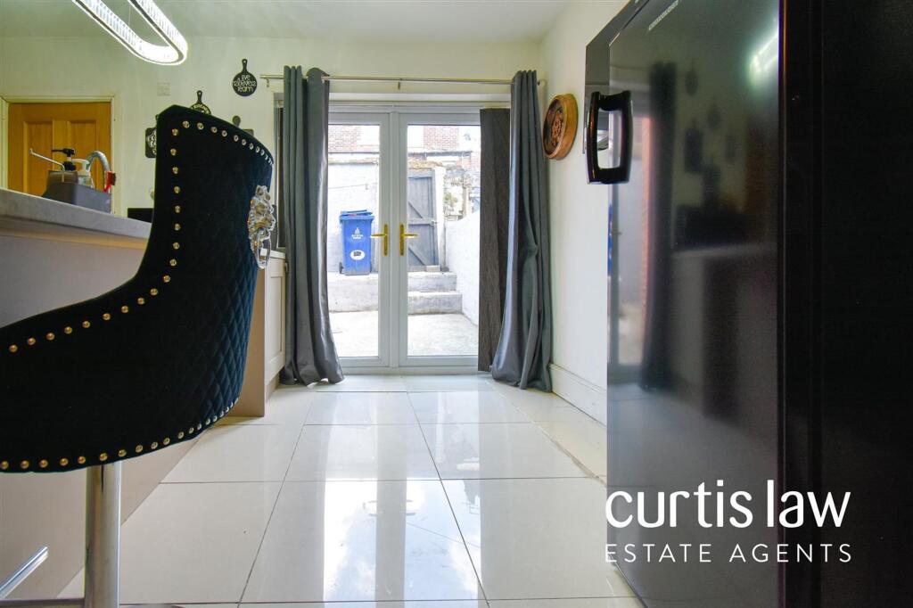 Open Pan Kitchen/Diner