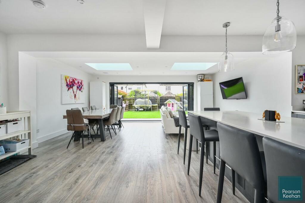 10 Glastonbury Road, BN3 (10).jpg