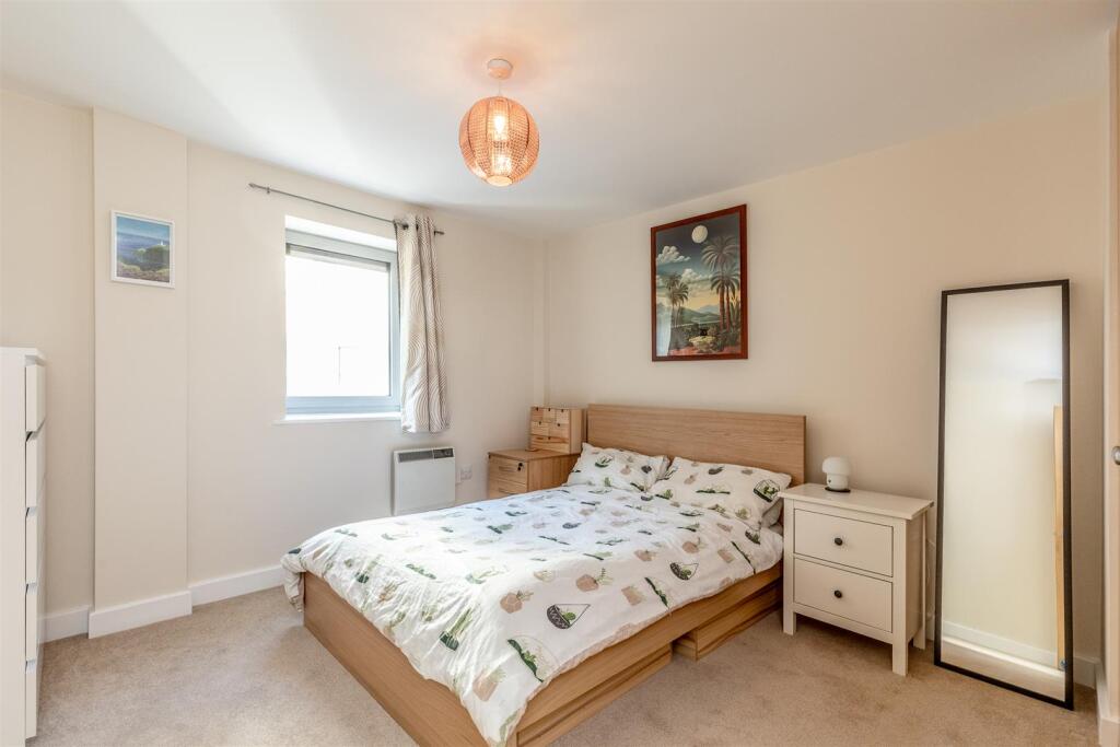 Hamilton Court, Bristol Bed 1.jpg