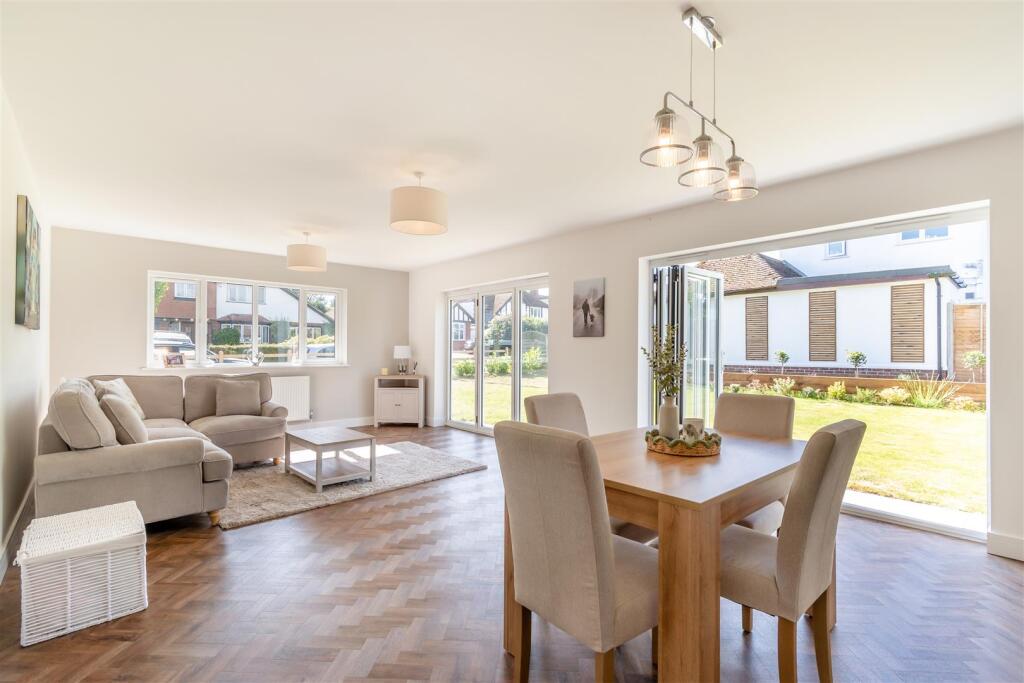 Kitchen/Breakfast/Dining Area
