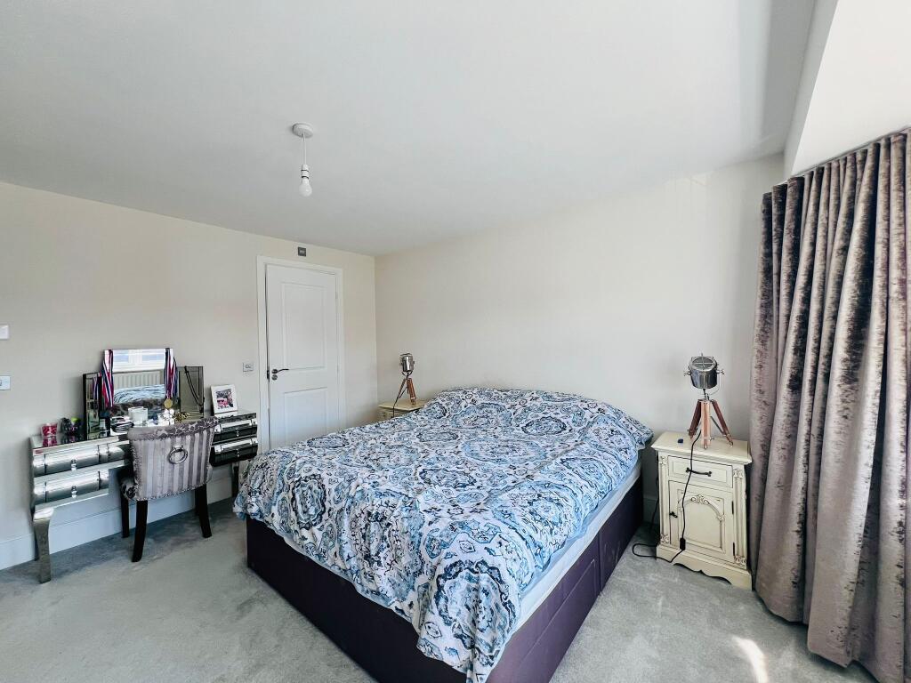 BEDROOM 1 (2).jpg