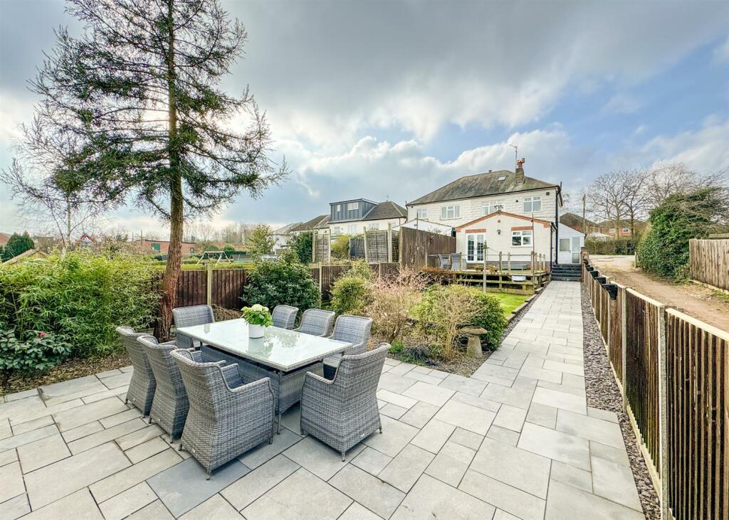 LARGE PATIO AREA