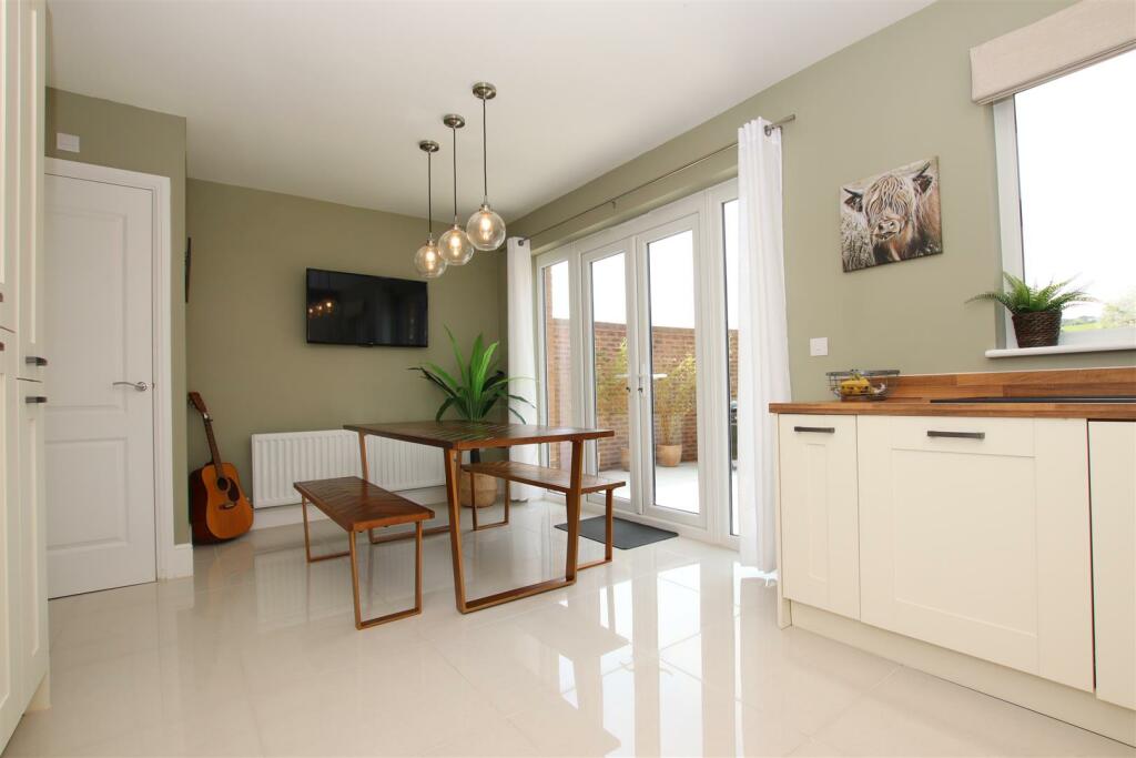 Dining Area..JPG