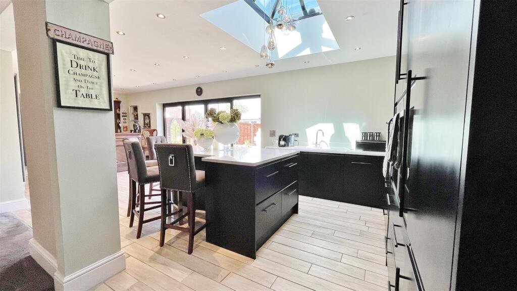 Kitchen/Entertaining Area