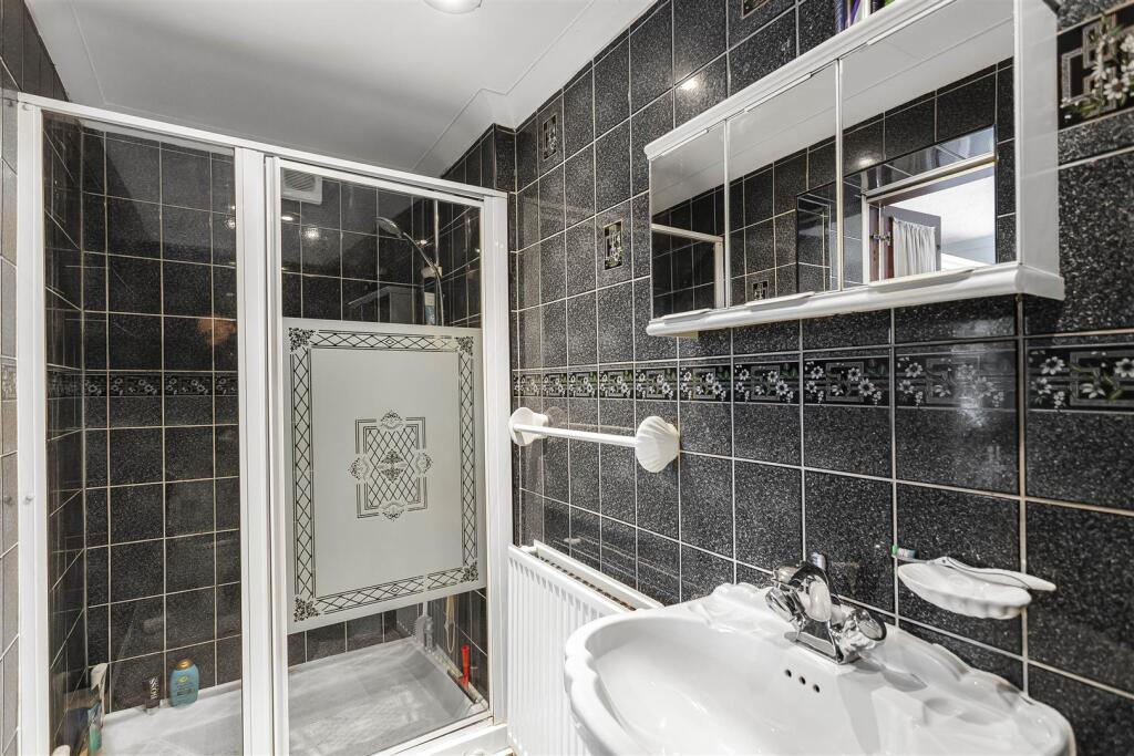 Ensuite 2 Ashford Crescent.JPG