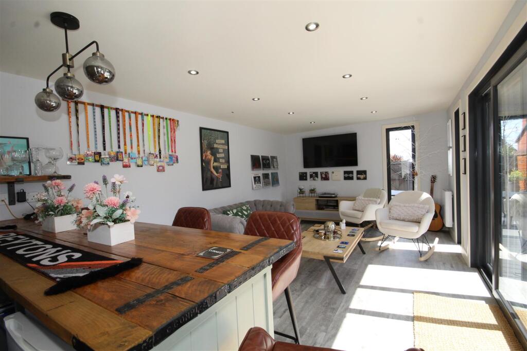 Garden/Entertaining Room