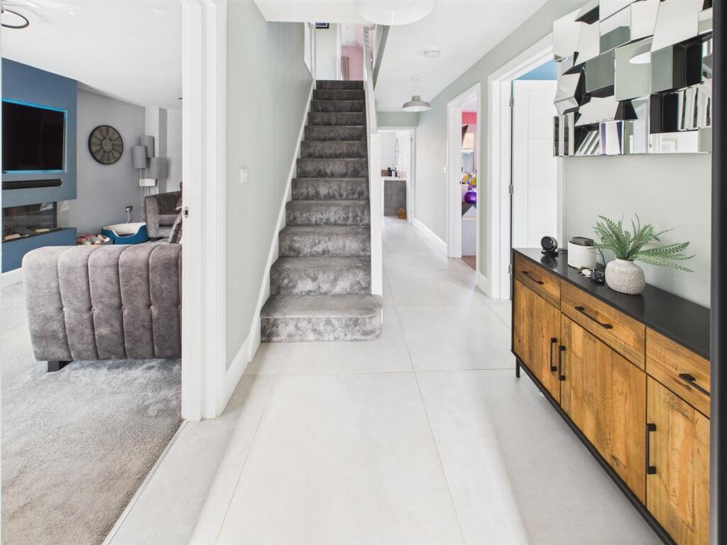 Light, Spacious &amp; Stunning Hallway