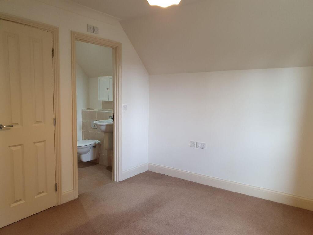 Master to ensuite.jpg