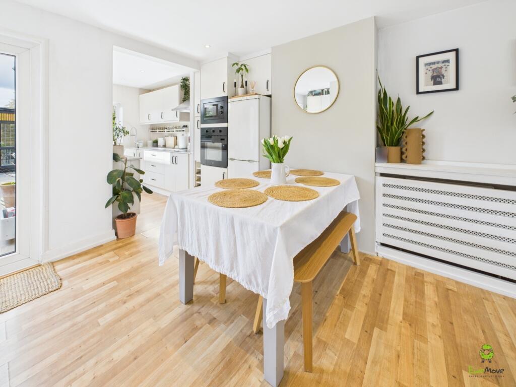 CAM03418G0-PR0191-STILL014