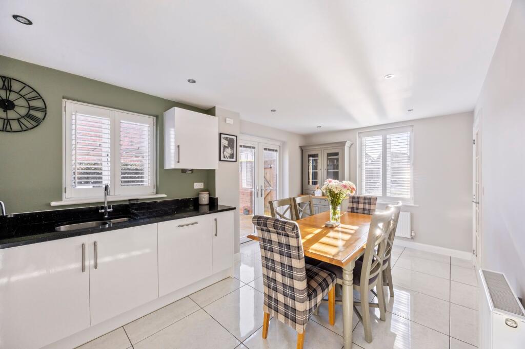 Kitchen/ Dining Room