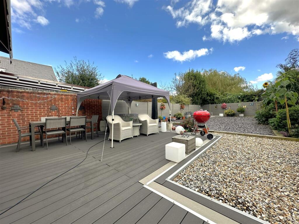 Wonderfully Landscaped Garden 937