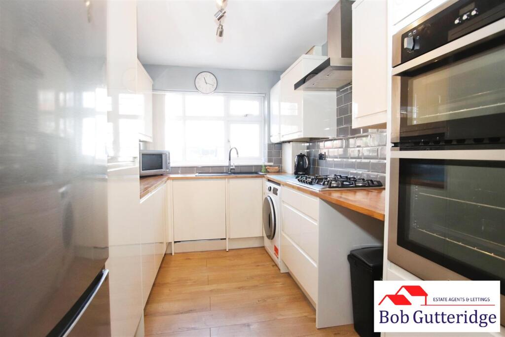 MODERN FITTED KITCHEN
