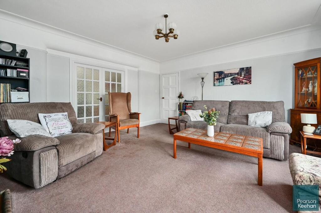 8 Park Avenue, BN3 (18).jpg