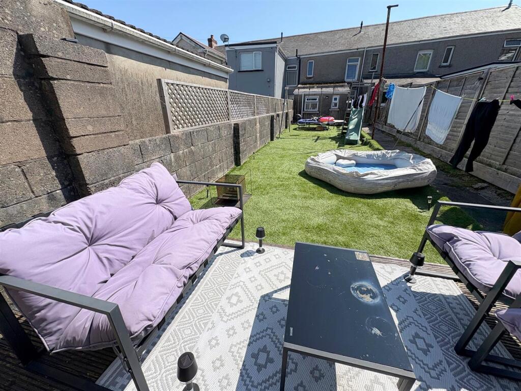 Rear Garden e.jpg