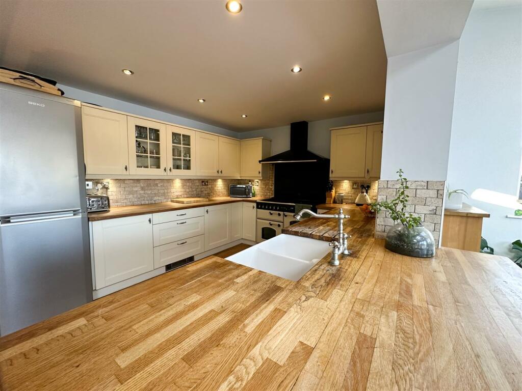 OPEN PLAN FAMILY ROOM