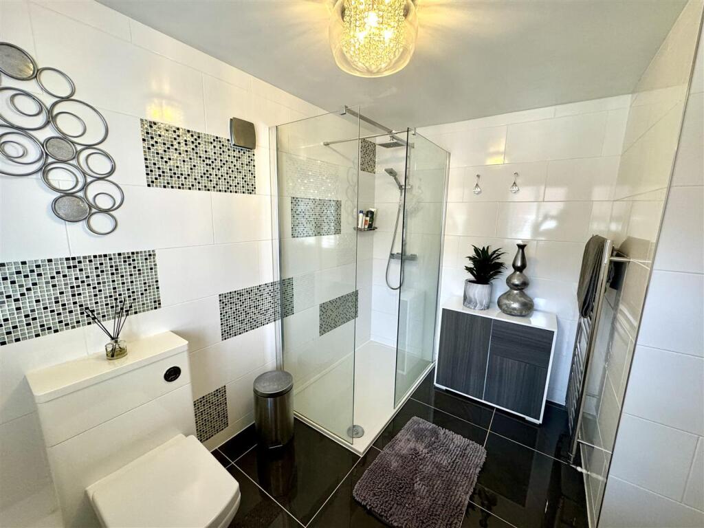 EN-SUITE SHOWER ROOM