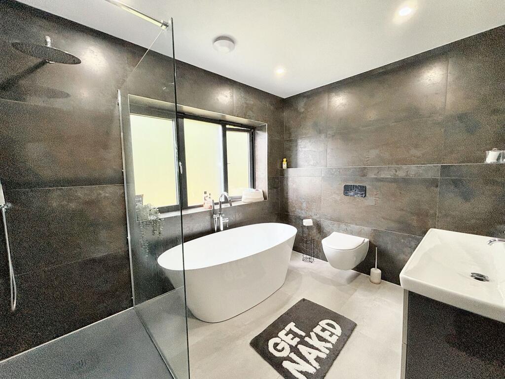 En-Suite Bathroom