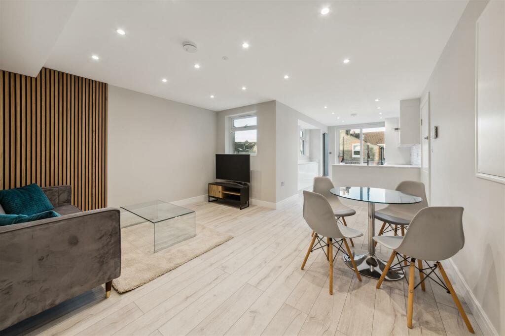 Flat 3, 52 Gilbey Road, SW17 0QG-4.jpg