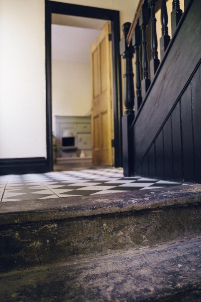 Cyntedd a Grisiau / Entrance and Stairwell