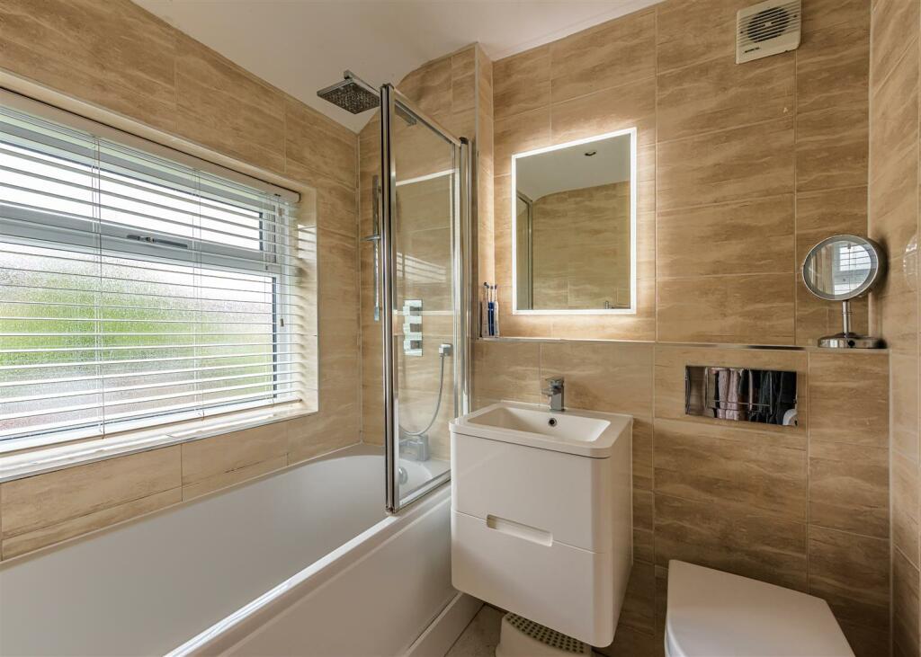 23 Vicarage Road-bath.jpg