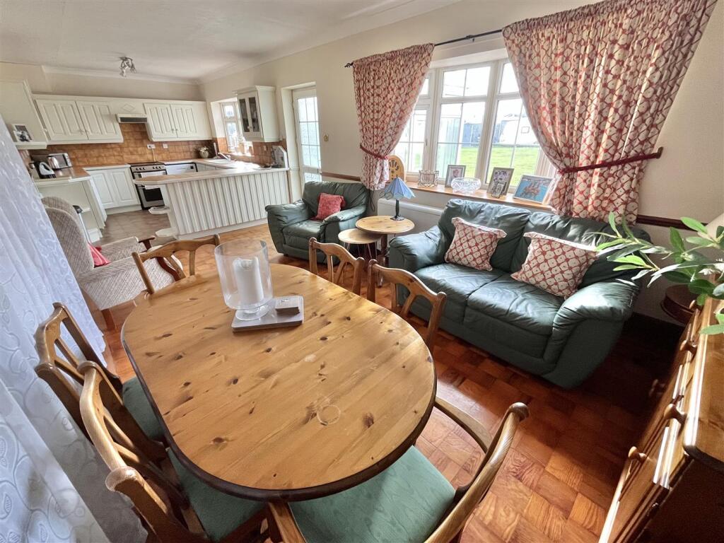 KITCHEN/ DINER